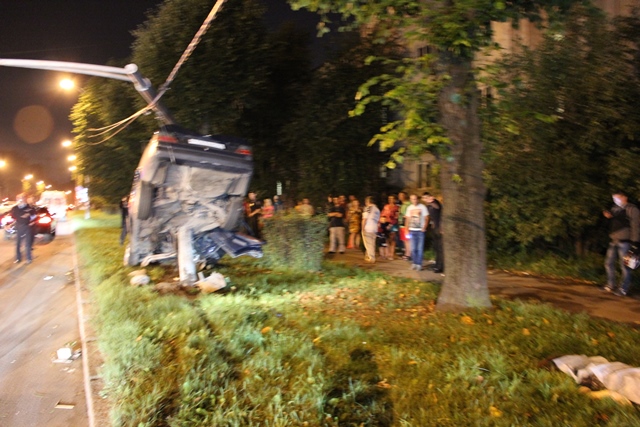 В Калининграде погибла пассажирка врезавшегося в столб «Мерседеса»