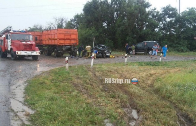 ВАЗ-2112 врезался в КАМАЗ в Ростовской области. Трое погибли