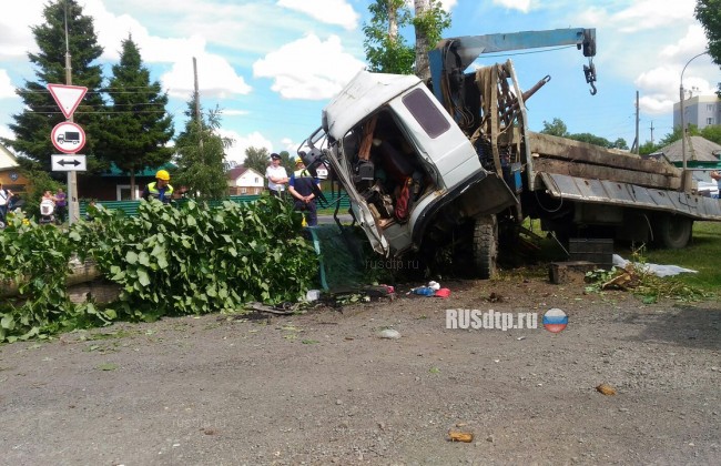 В Кемерове водитель грузовика погиб в ДТП на глазах у 9-летнего сына