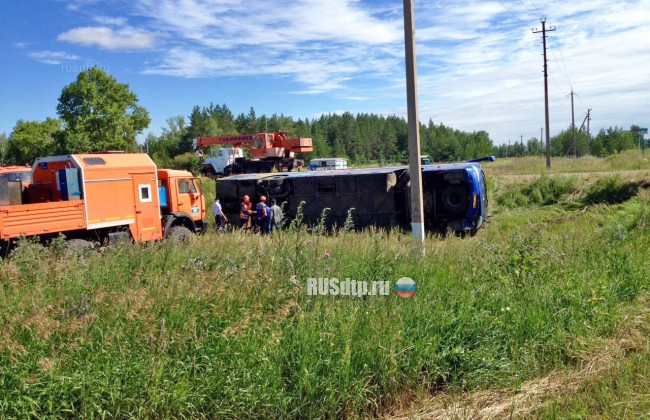 В Татарстане в кювет опрокинулся пассажирский автобус