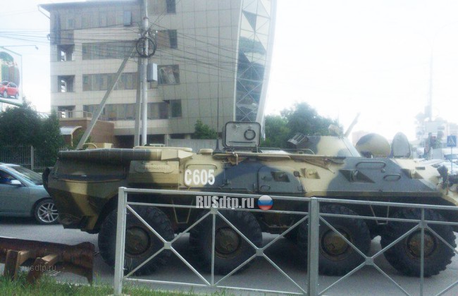 В Новосибирске в ДТП попал бронетранспортер