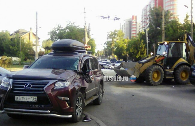 В Красноярске трактор столкнулся с внедорожником «Lexus»