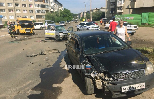 Один человек погиб в ДТП с участием маршрутки и такси в Ангарске