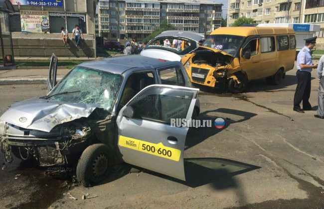 Один человек погиб в ДТП с участием маршрутки и такси в Ангарске
