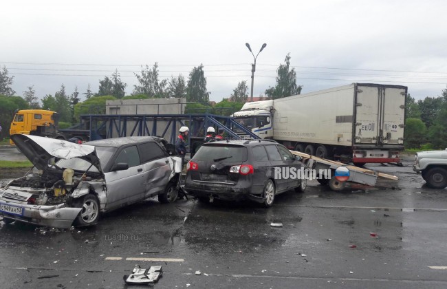 ВИДЕО: пять автомобилей столкнулись в Пскове