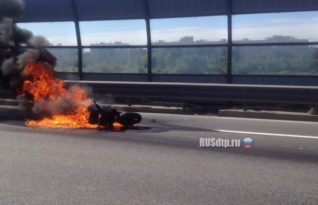 Мотоцикл сгорел после ДТП на КАД