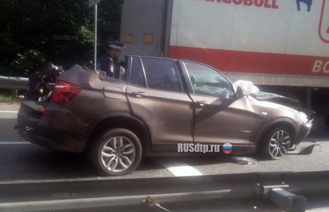 У «BMW X5» срезало крышу на Лахтинском проспекте в Петербурге