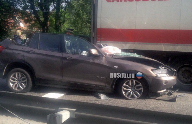 У «BMW X5» срезало крышу на Лахтинском проспекте в Петербурге