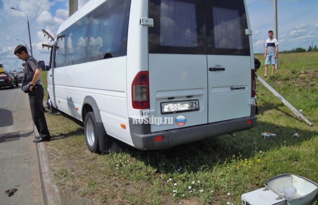 Микроавтобус с пассажирами врезался в столб в Чувашии