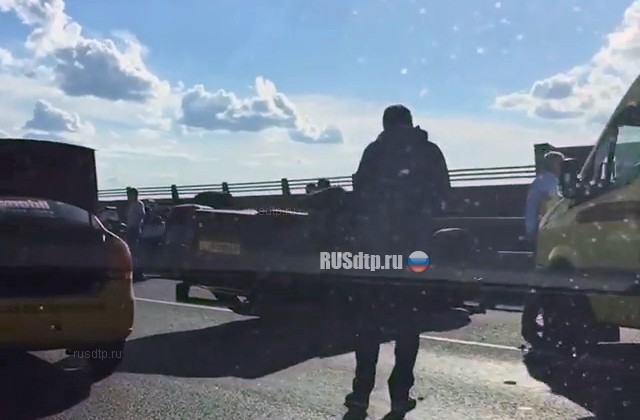 Спорткар «Nissan GT-R» перевернулся на Живописном мосту в Москве