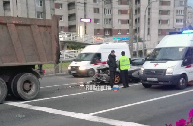Водитель «Субару» погиб при столкновении с грузовиком на проспекте Славы