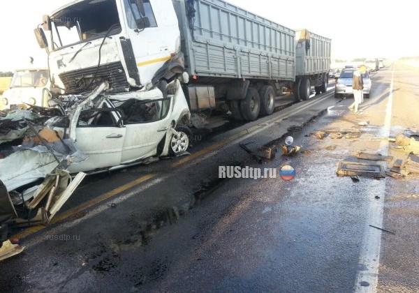 Шесть автомобилей столкнулись на трассе в Ростовской области