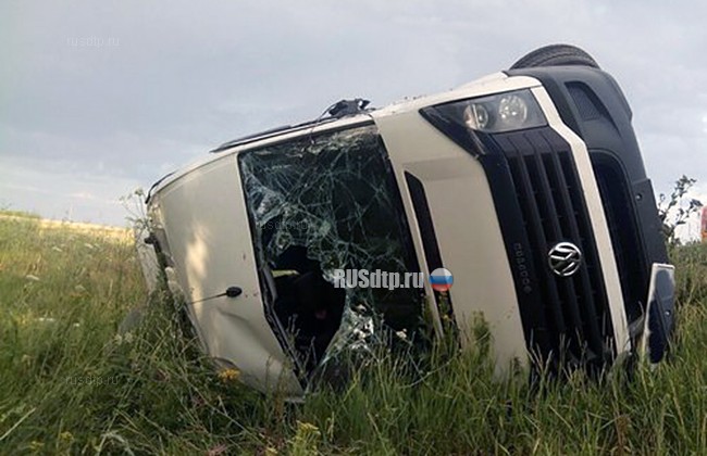Пассажирский микроавтобус перевернулся в Оренбургской области. Пострадали 9 человек