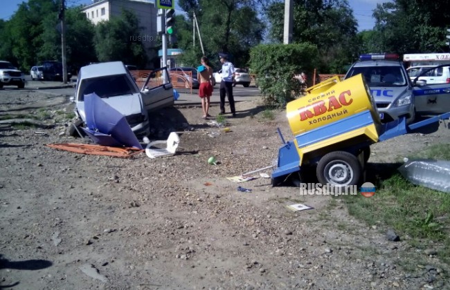 В Иркутске водитель ВАЗа врезался в бочку с квасом