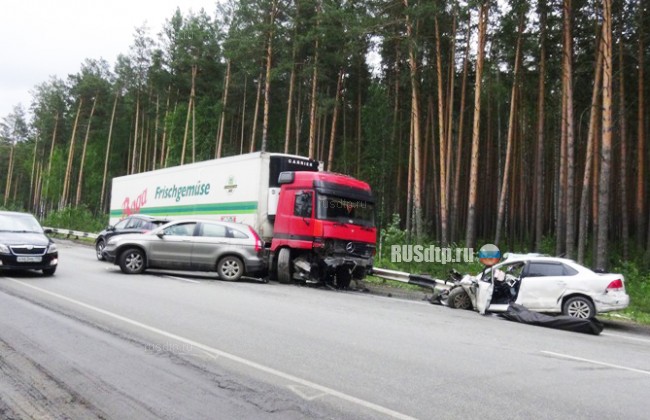 Водитель «Фольксвагена» разбился в ДТП с фурой на ЕКАД