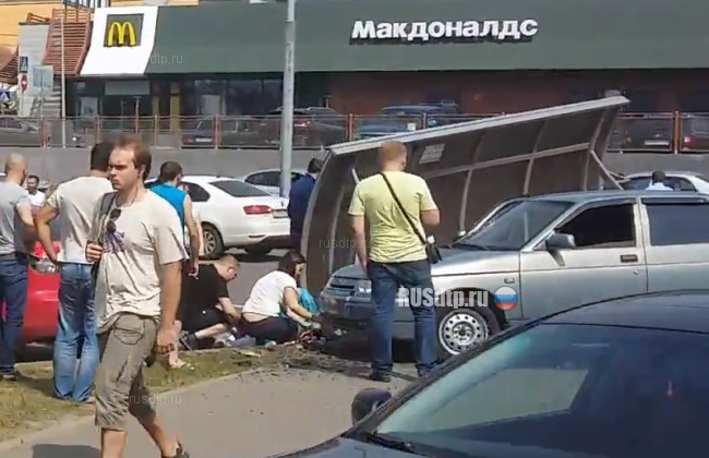 Автомобиль сбил бабушку с внуком на остановке в Домодедово