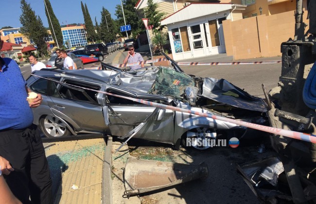 В Сочи цементовоз раздавил два автомобиля