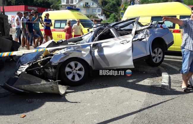 В Сочи цементовоз раздавил два автомобиля