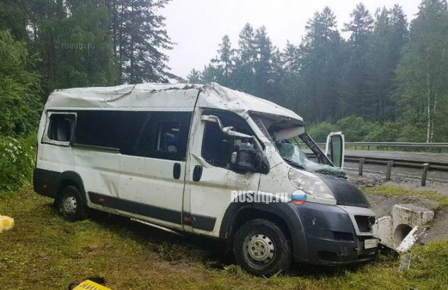 В Иркутской области перевернулся микроавтобус с пассажирами