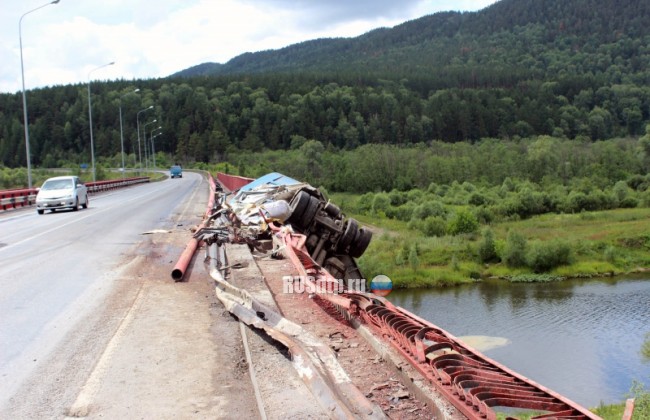 В Челябинской области с моста упал грузовик