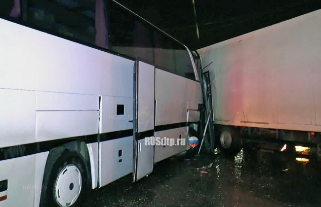 Один человек погиб и более 20 пострадали в ДТП с фурой и автобусом в Калужской области