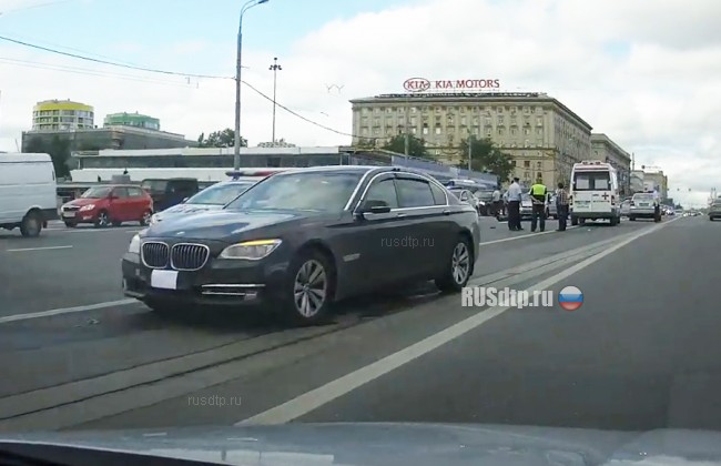 BMW Минобороны сбил пешехода на Кутузовском проспекте