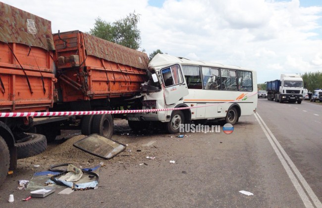 Один человек погиб и 12 пострадали в ДТП с участием автобуса и грузовика под Воронежем