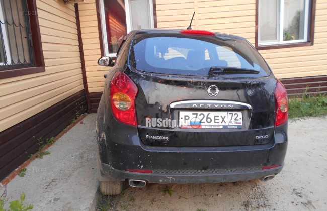 В Тюменской области автомобиль врезался в стену дома
