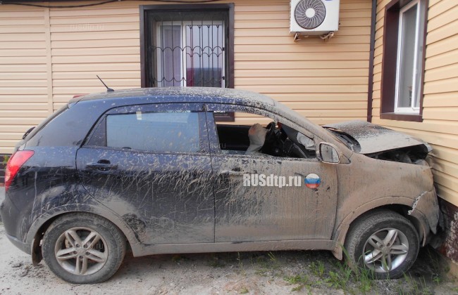 В Тюменской области автомобиль врезался в стену дома