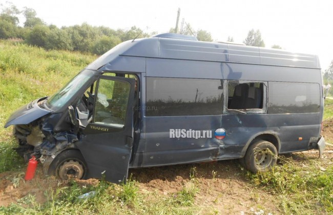12 человек пострадали в ДТП с участием легкового автомобиля и микроавтобуса на Вологодчине