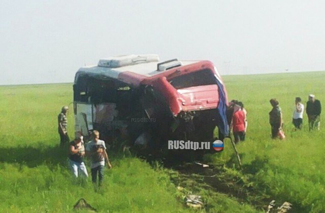 Шесть человек, в том числе трое челябинцев, погибли в ДТП с автобусом в Казахстане