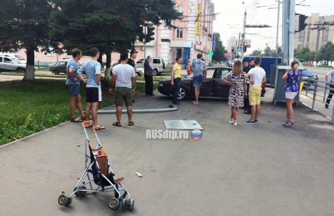 В Твери вылетевшая на тротуар иномарка сбила семейную пару с ребенком