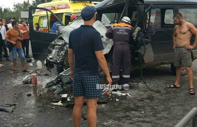 В Красноярске пьяный водитель «Газели» столкнулся с автобусом. Пострадали три человека