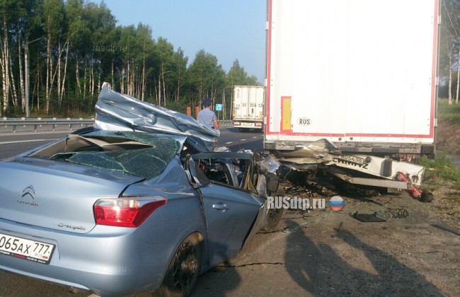 Водитель «Ситроена» погиб при столкновении со стоящей фурой на трассе М-7 «Волга»