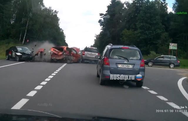 Семь автомобилей столкнулись под Минском из-за отвлекшегося на магнитолу водителя
