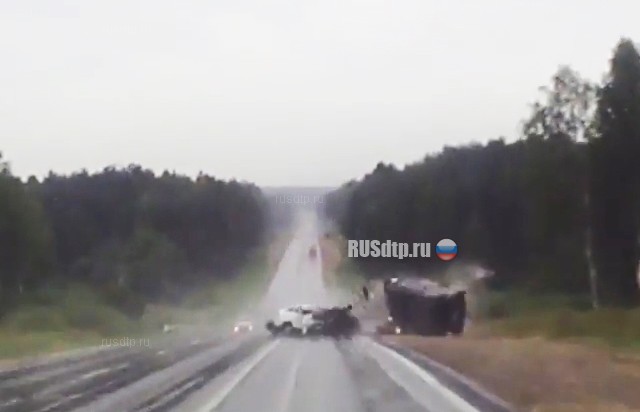 Микроавтобус и два автомобиля столкнулись в Нижегородской области