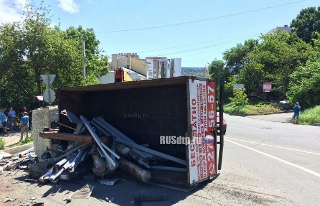 Во Владивостоке опрокинулся грузовик