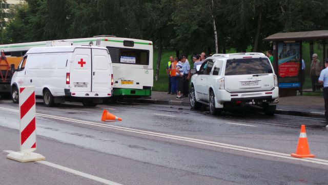 Водитель Infiniti погиб при столкновении с автобусом на Нагатинской набережной
