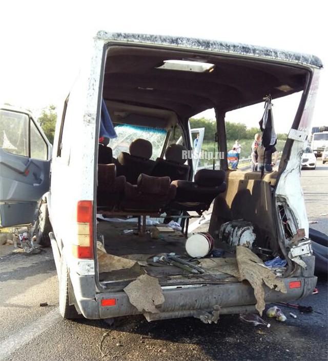 В Ростовской области микроавтобус налетел на отбойник. Погибли 2 человека