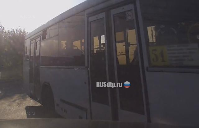 Автобус и пикап столкнулись на перекрестке в Красноярске