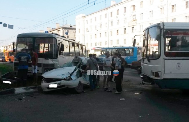 В Нижнем Новгороде автобус с отказавшими тормозами снес остановку