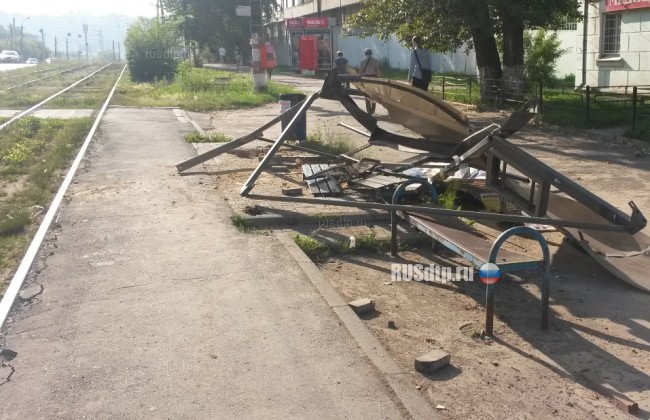 В Нижнем Новгороде автобус с отказавшими тормозами снес остановку