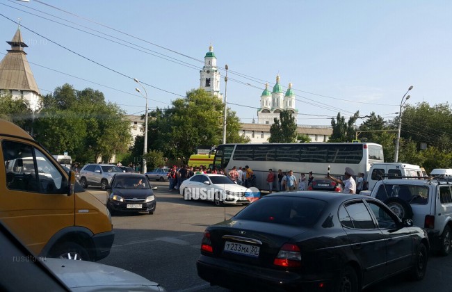 В Астрахани водитель автобуса сбил двух пассажиров и умер