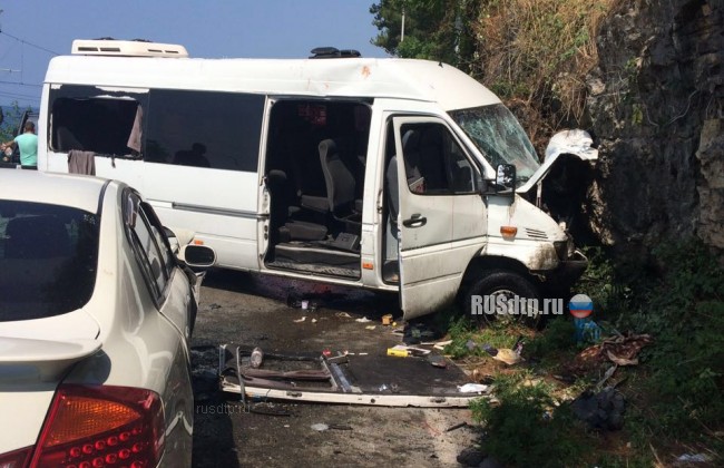 ФОТО: автобус с российскими туристами попал в ДТП в Абхазии