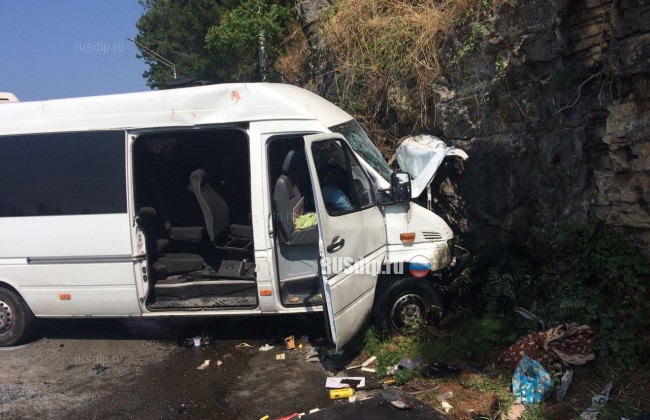ФОТО: автобус с российскими туристами попал в ДТП в Абхазии