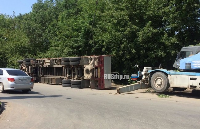 Во Владивостоке перевернулся большегруз