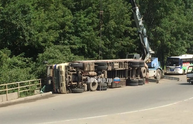 Во Владивостоке перевернулся большегруз