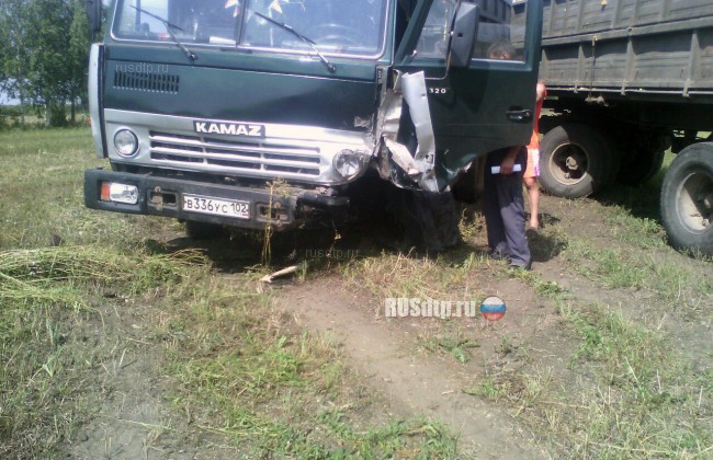 20-летний водитель погиб в ДТП с КАМАЗом в Башкирии