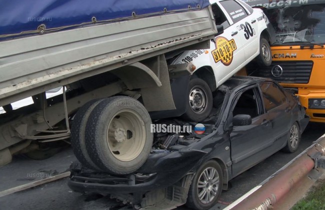 ВИДЕО: 8 автомобилей столкнулись в Екатеринбурге