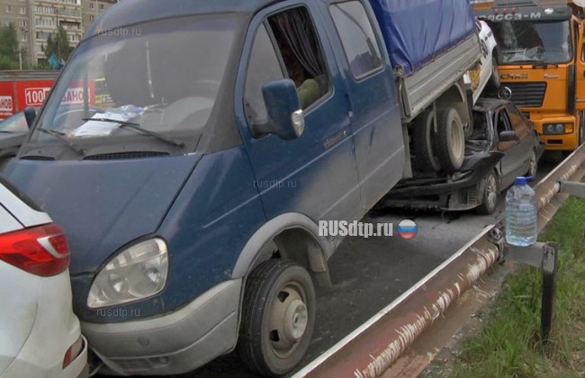 ВИДЕО: 8 автомобилей столкнулись в Екатеринбурге